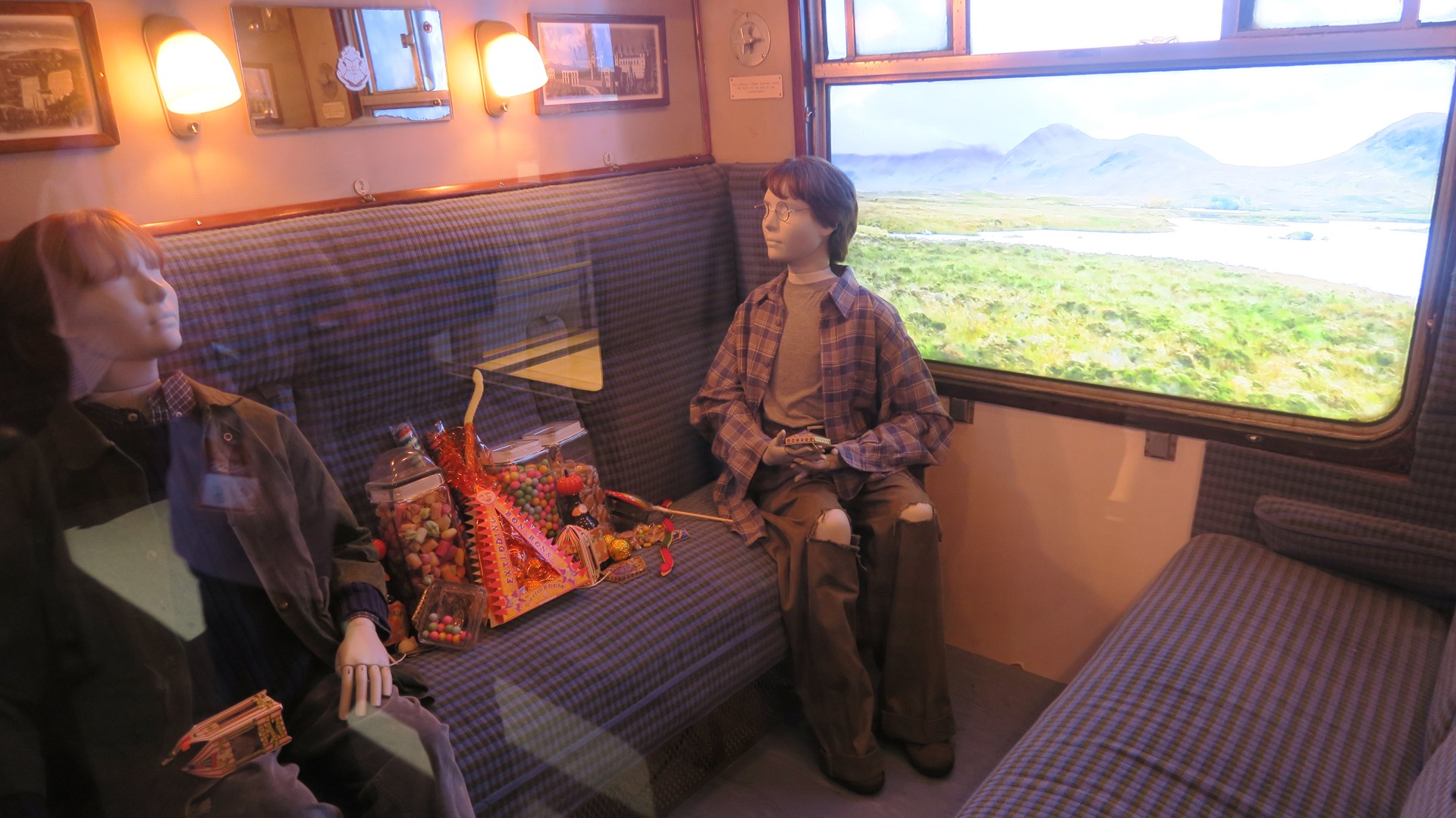 客車内ではホグワーツ魔法魔術学校に向かう生徒たちの様子をみることができる
