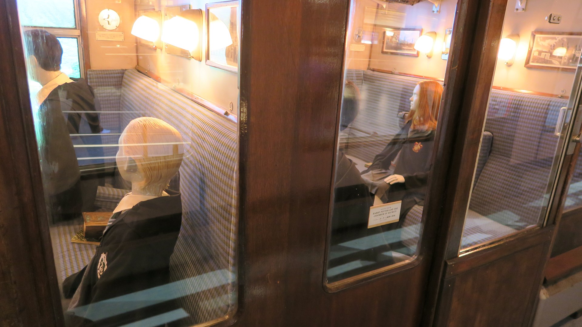 客車内ではホグワーツ魔法魔術学校に向かう生徒たちの様子をみることができる