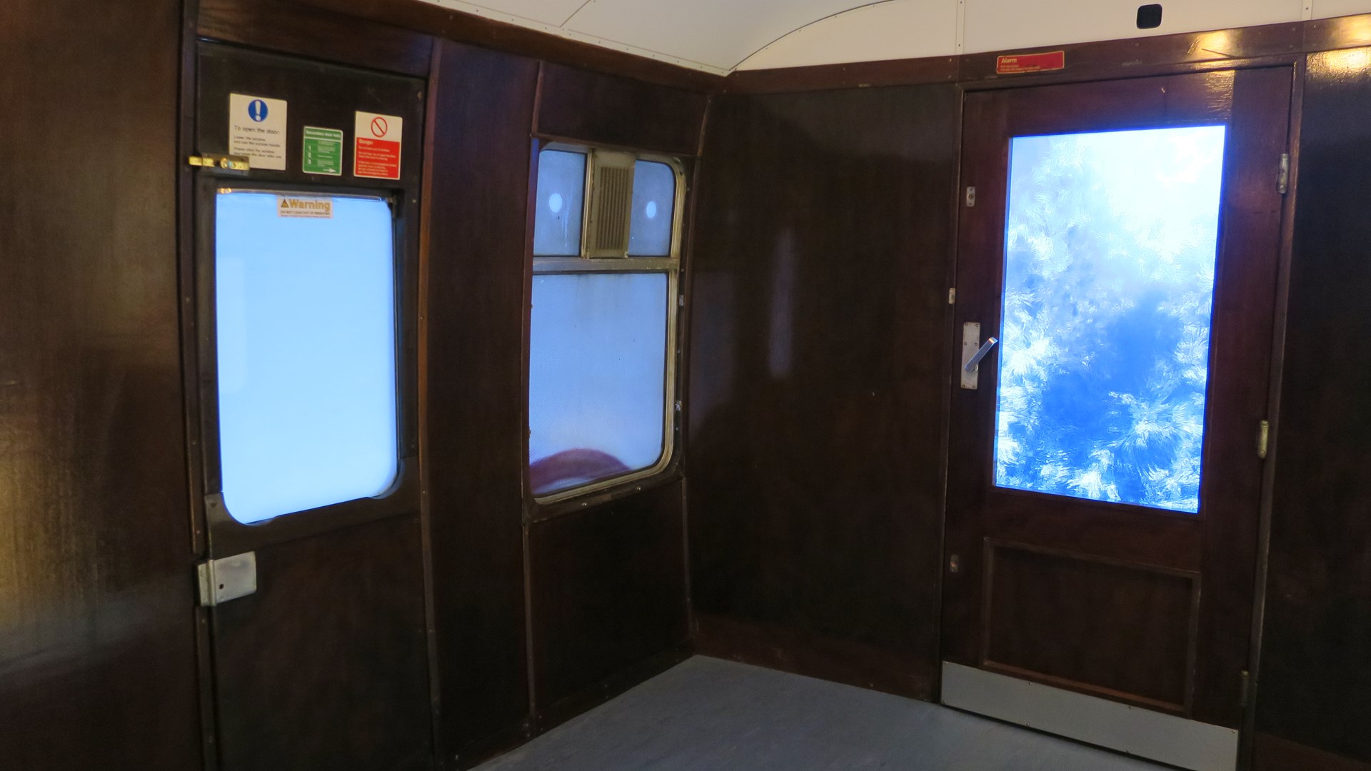 車両後部はディメンターによって凍りついている