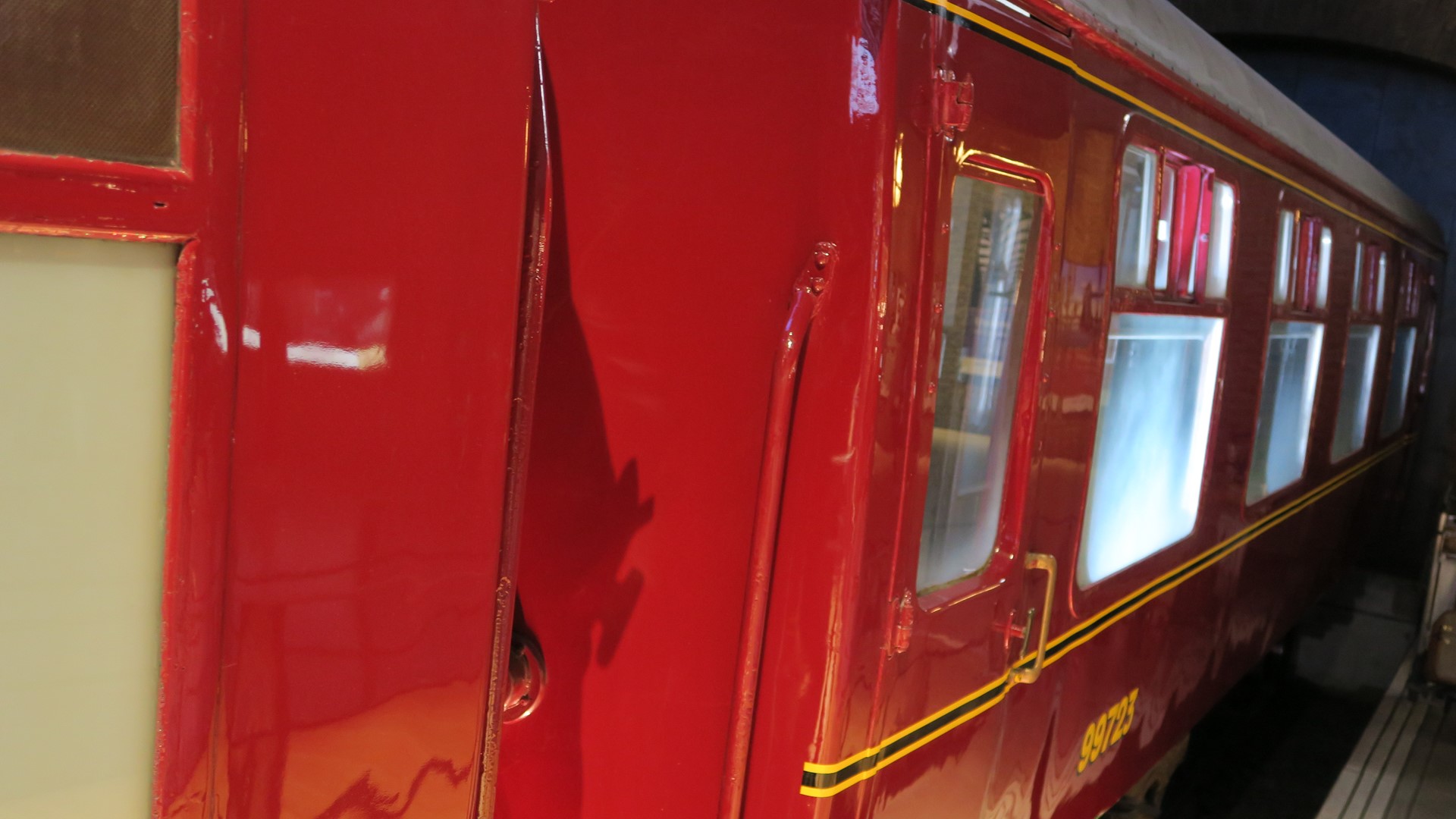 車両後部はディメンターによって凍りついている