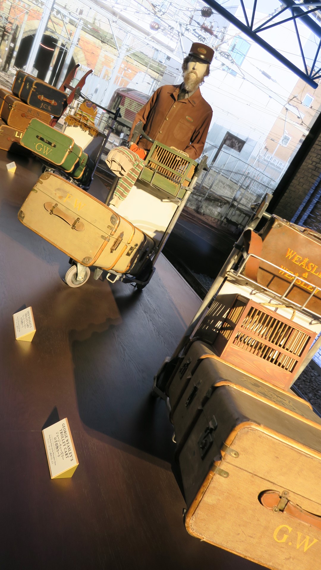 駅構内にあるホグワーツ生達のトランク