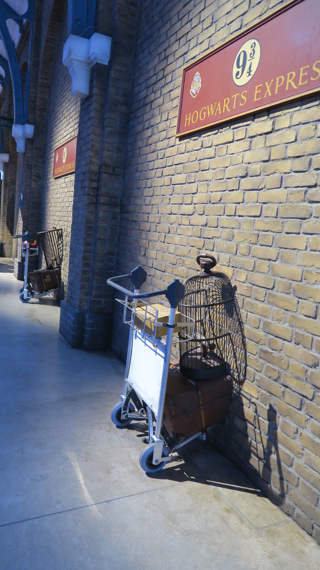 駅構内にあるホグワーツ生達のトランク