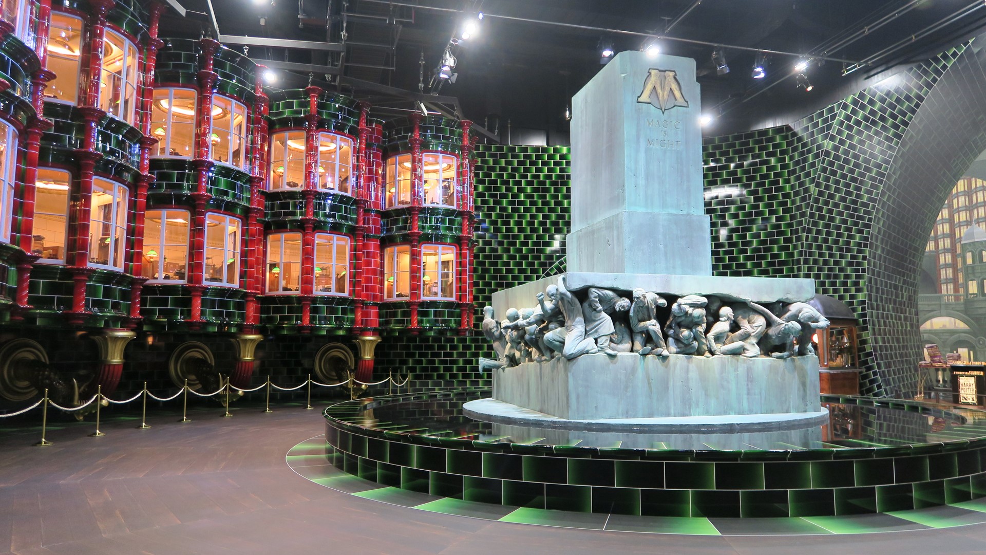 作中で魔法省の出入り口として使用されていた高さ9ｍを超える巨大な暖炉