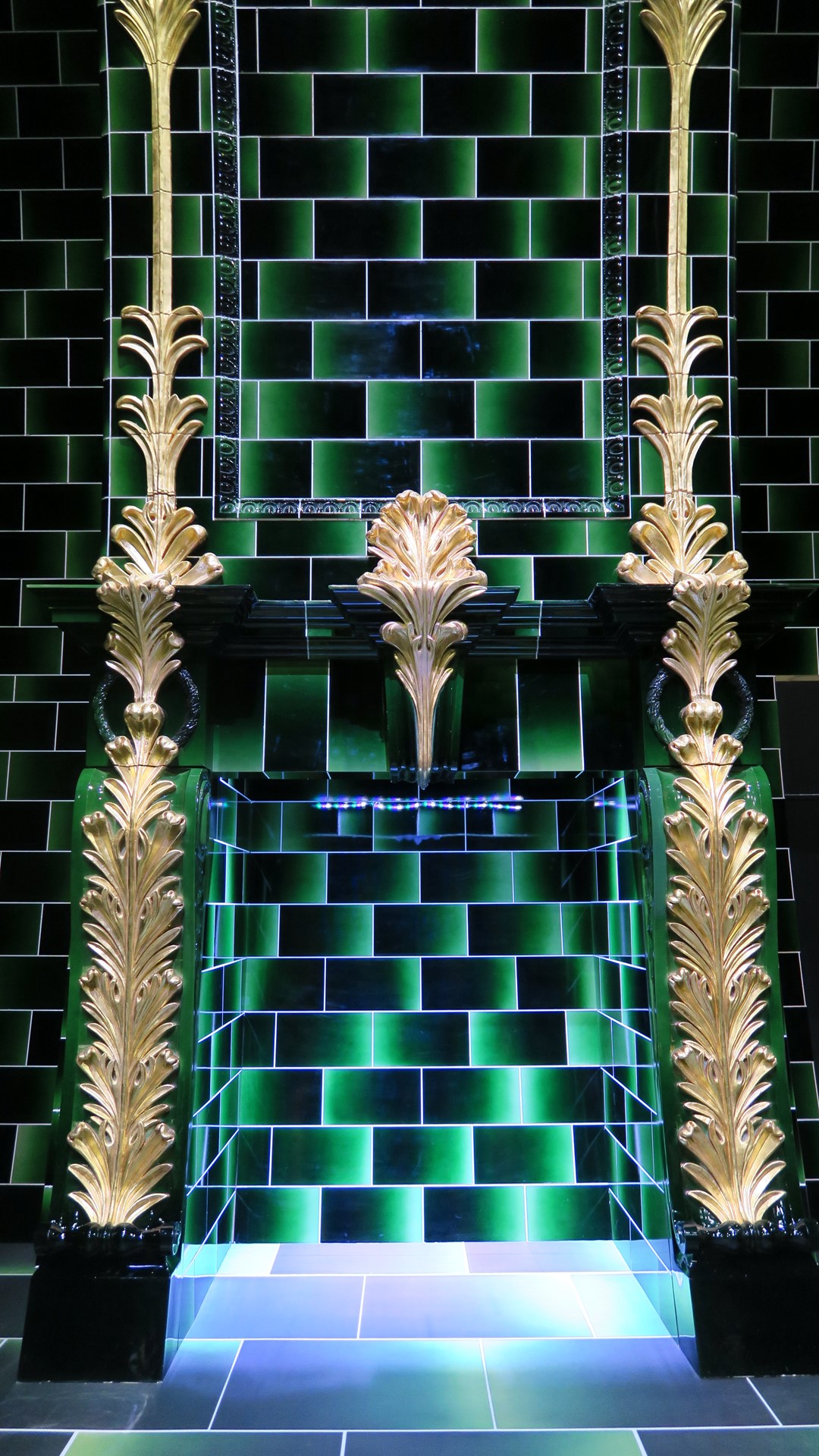 作中で魔法省の出入り口として使用されていた高さ9ｍを超える巨大な暖炉