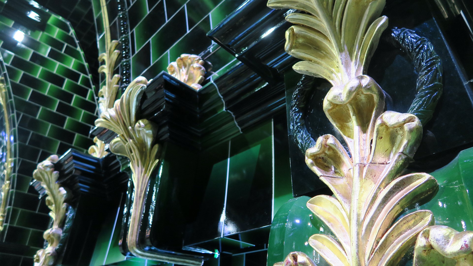 作中で魔法省の出入り口として使用されていた高さ9ｍを超える巨大な暖炉