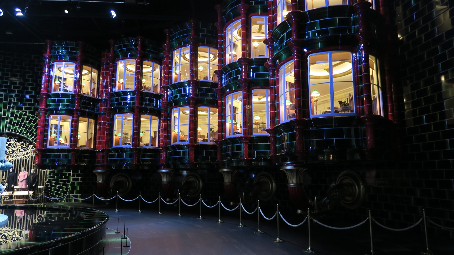 ビクトリア様式の建築物がモデルとなっているオフィス棟には数千枚の木製タイルが張り巡らされている