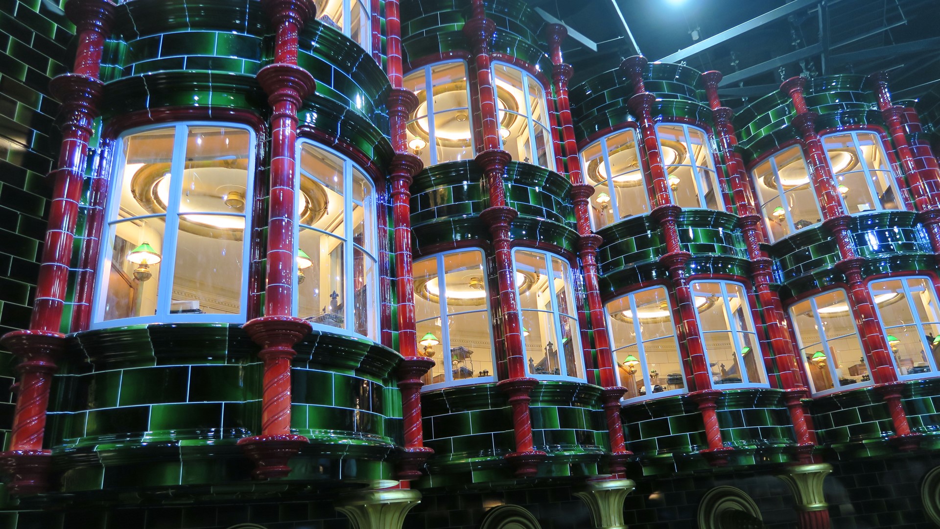 ビクトリア様式の建築物がモデルとなっているオフィス棟には数千枚の木製タイルが張り巡らされている