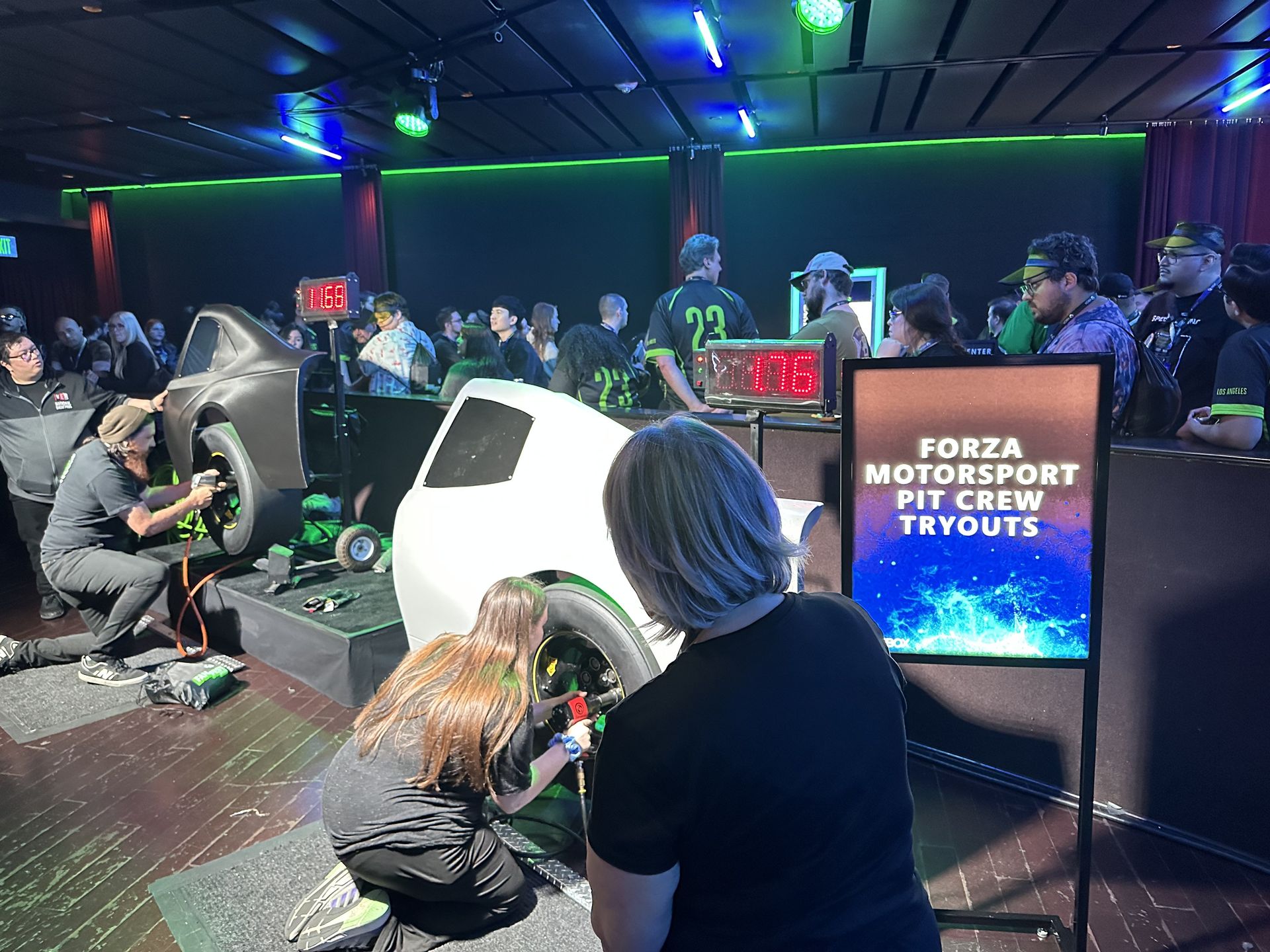 タイヤ交換を何秒でできるかという過酷なトライアウト