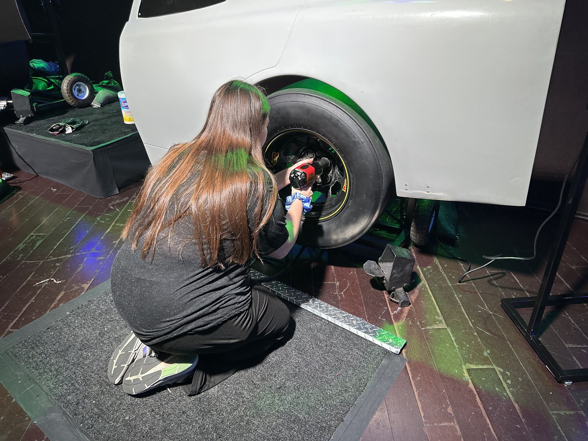 タイヤ交換を何秒でできるかという過酷なトライアウト