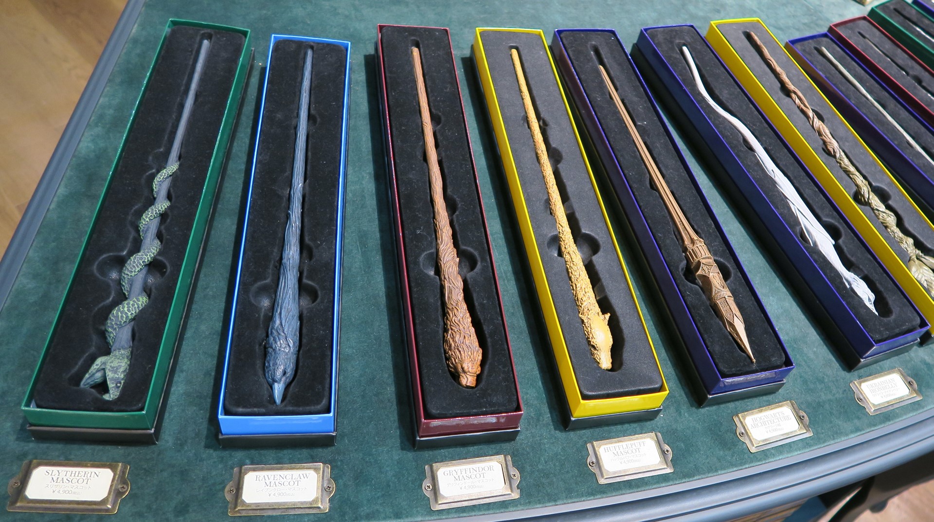 各寮のマスコットやホグワーツの建築デザインをモチーフとした杖 価格：4,900円（税込）