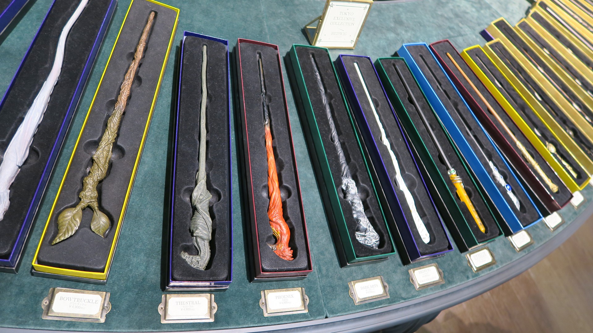 ボウトラックル、ゼストラル、不死鳥など魔法動物をモチーフとした杖 価格：4,900円（税込）