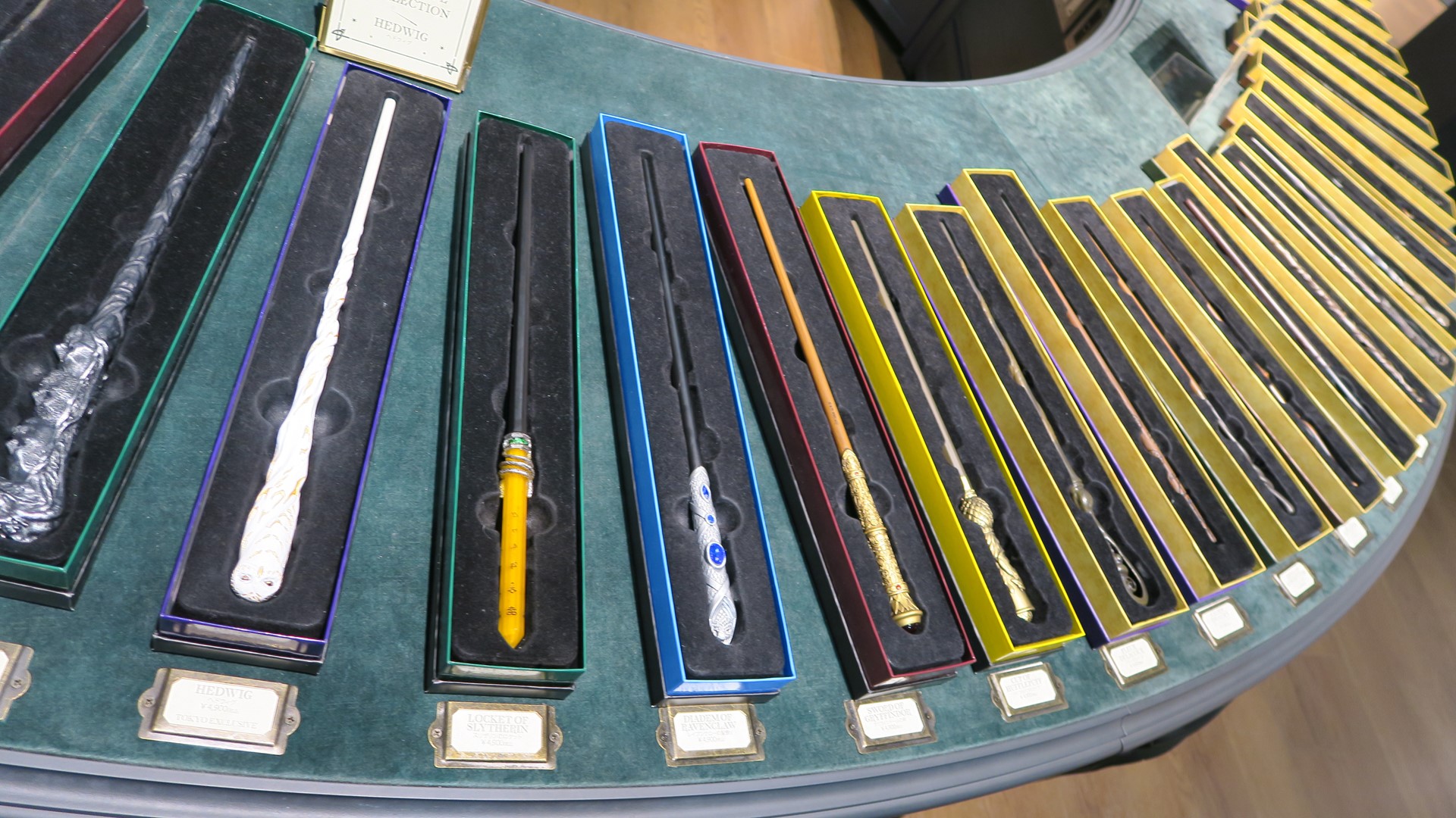 スリザリンのロケットやレイブンクローの髪飾り、グリフィンドールの剣など作中のキーアイテムをモチーフにした杖 価格：4,900円（税込）