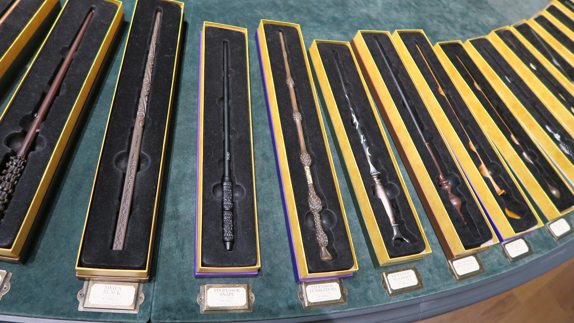 作中登場人物達の杖 価格：4,600円（税込）