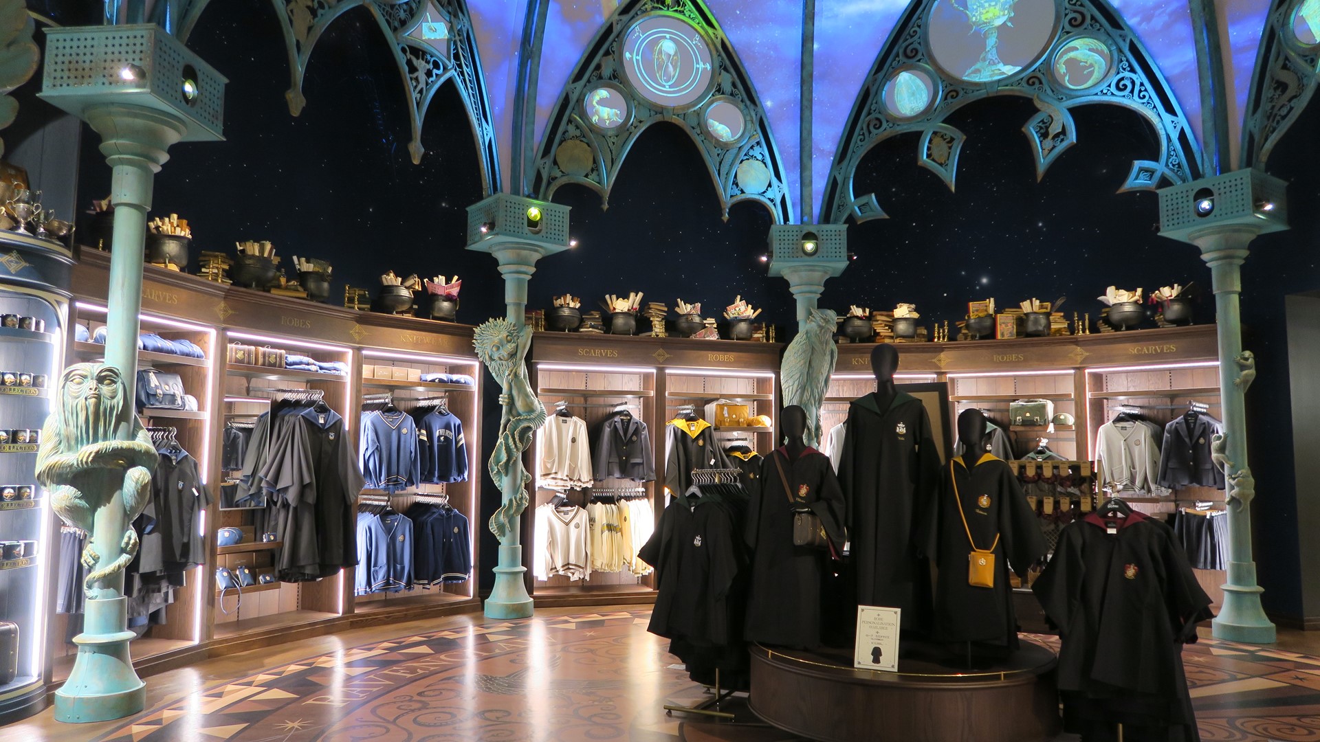 寮別のセーター、スウェット、ブレザーやスカートなどが揃えられている