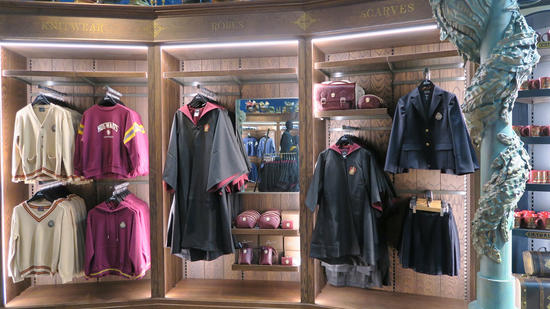 寮別のセーター、スウェット、ブレザーやスカートなどが揃えられている