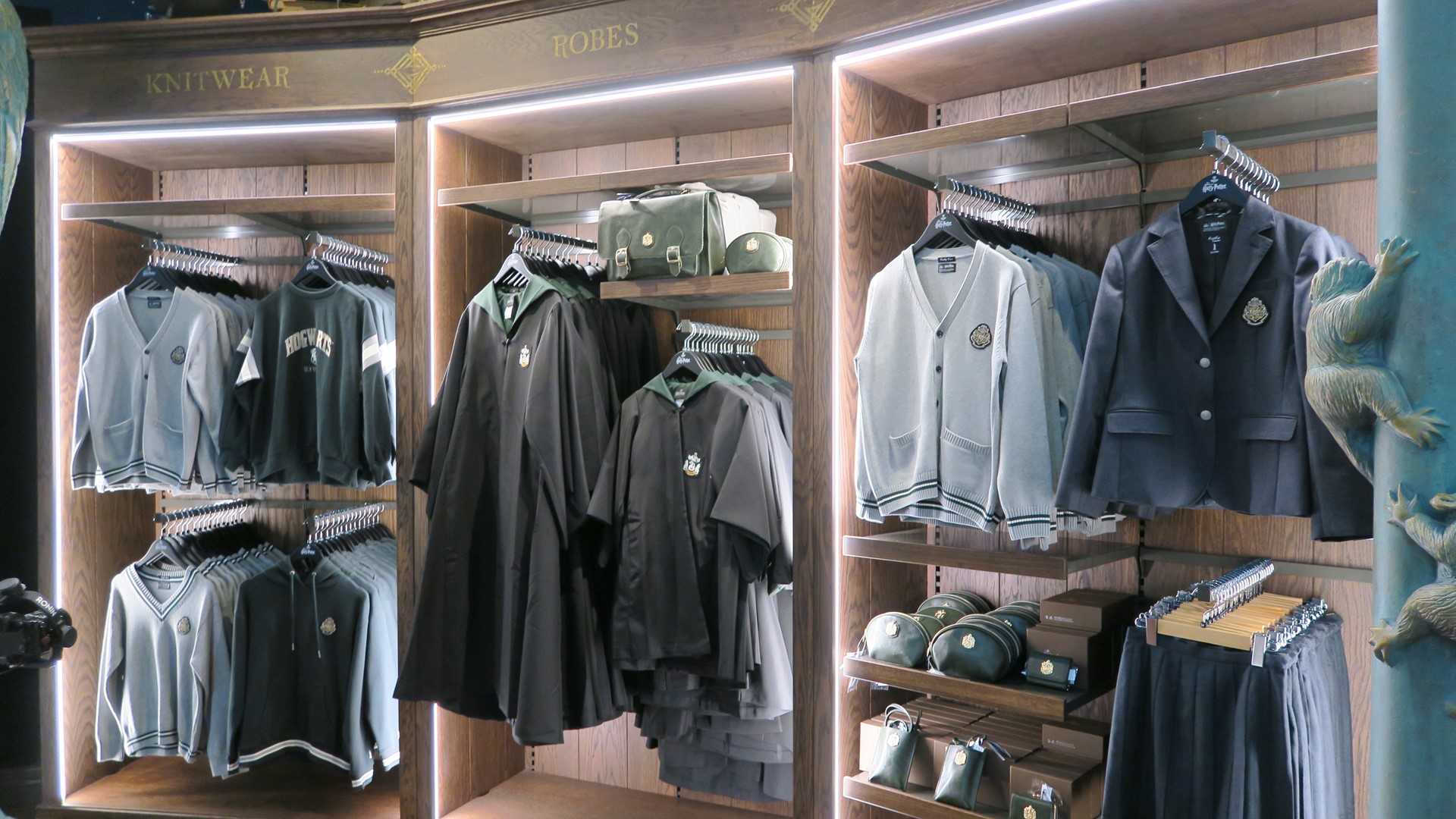 寮別のセーター、スウェット、ブレザーやスカートなどが揃えられている