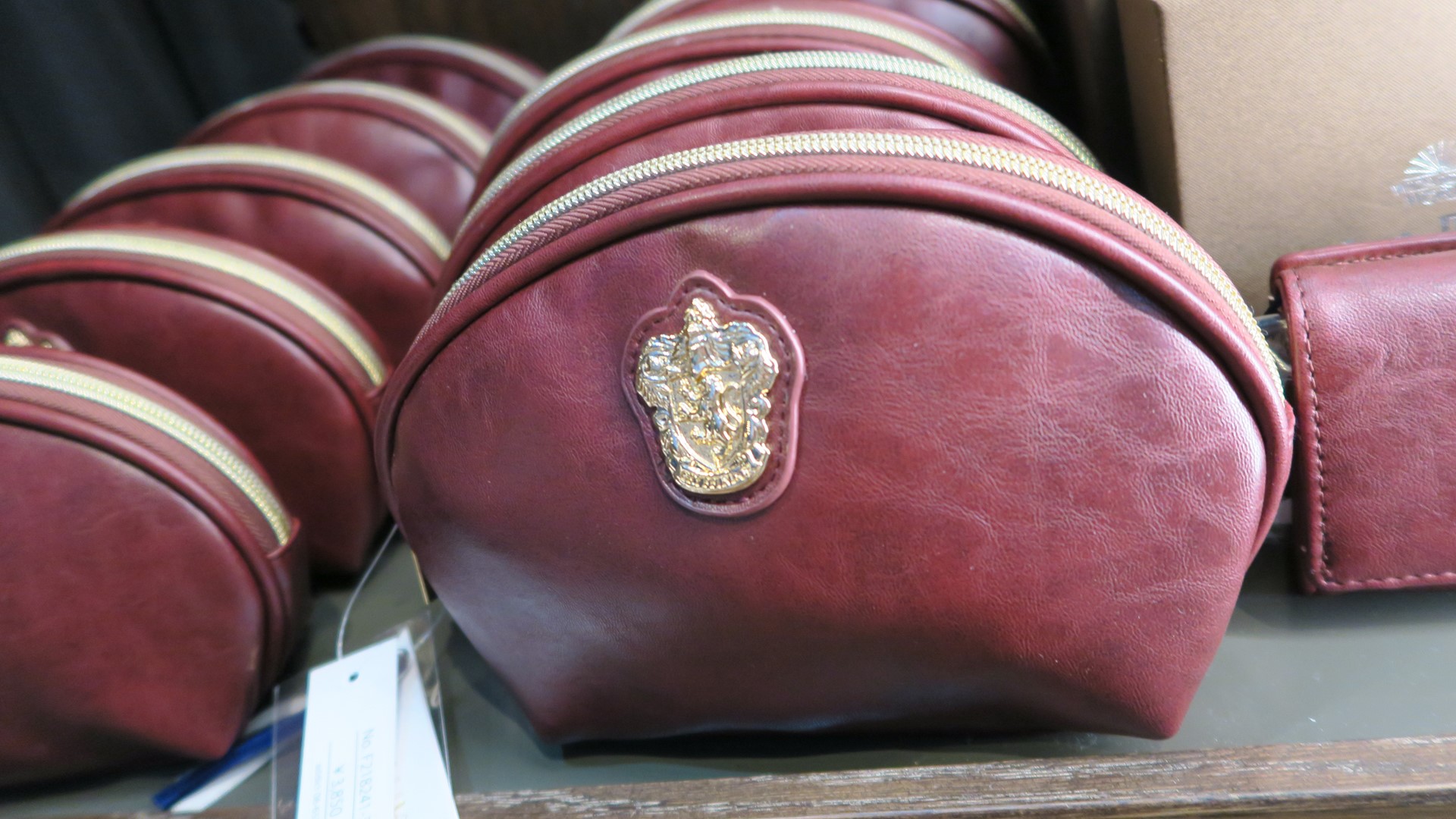 エンブレムポーチ 価格：3,850円（税込）