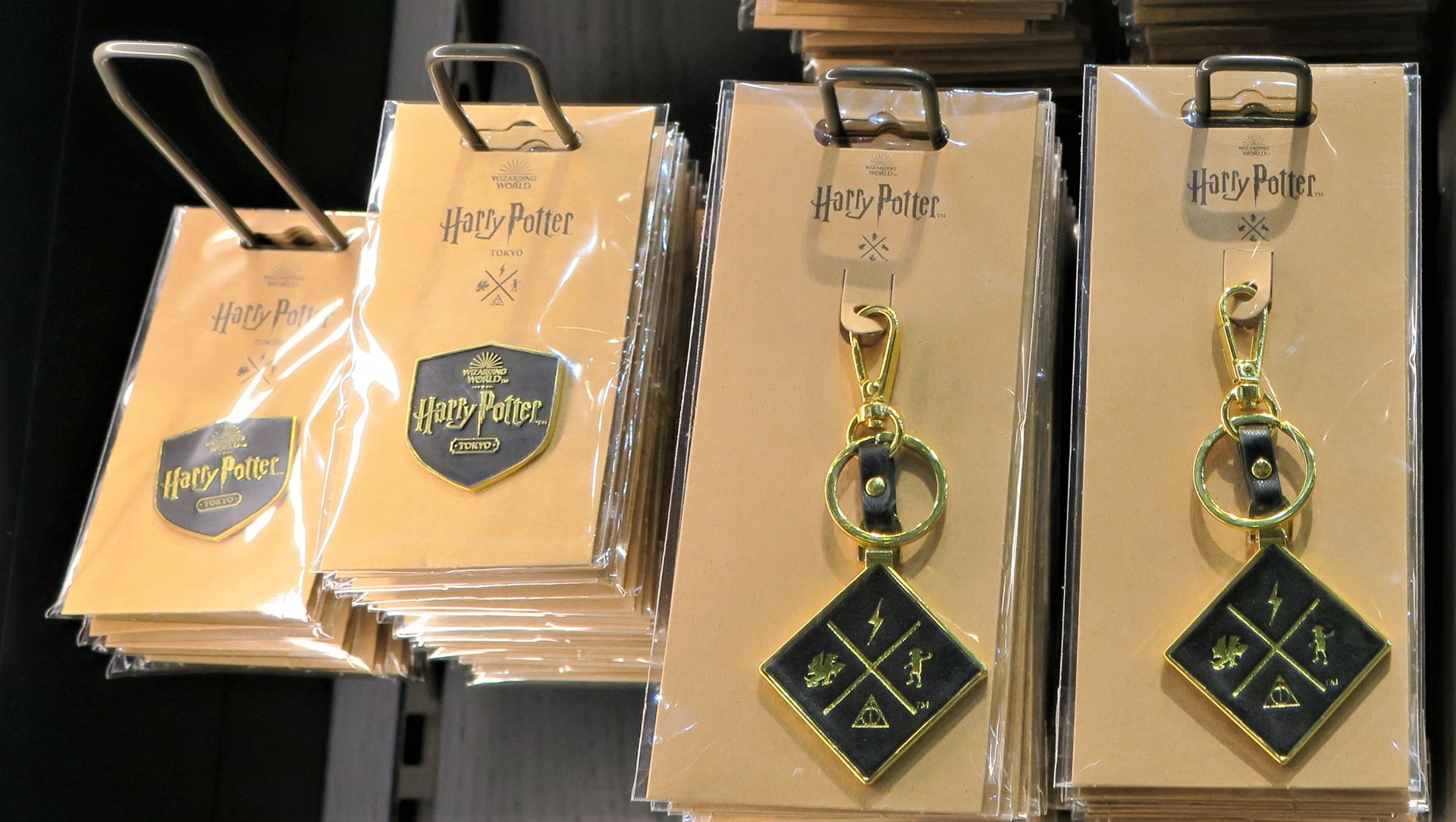 スタジオツアー東京限定ピンバッジセット 価格：1,200円（税込）、スタジオツアー東京限定キーホルダー