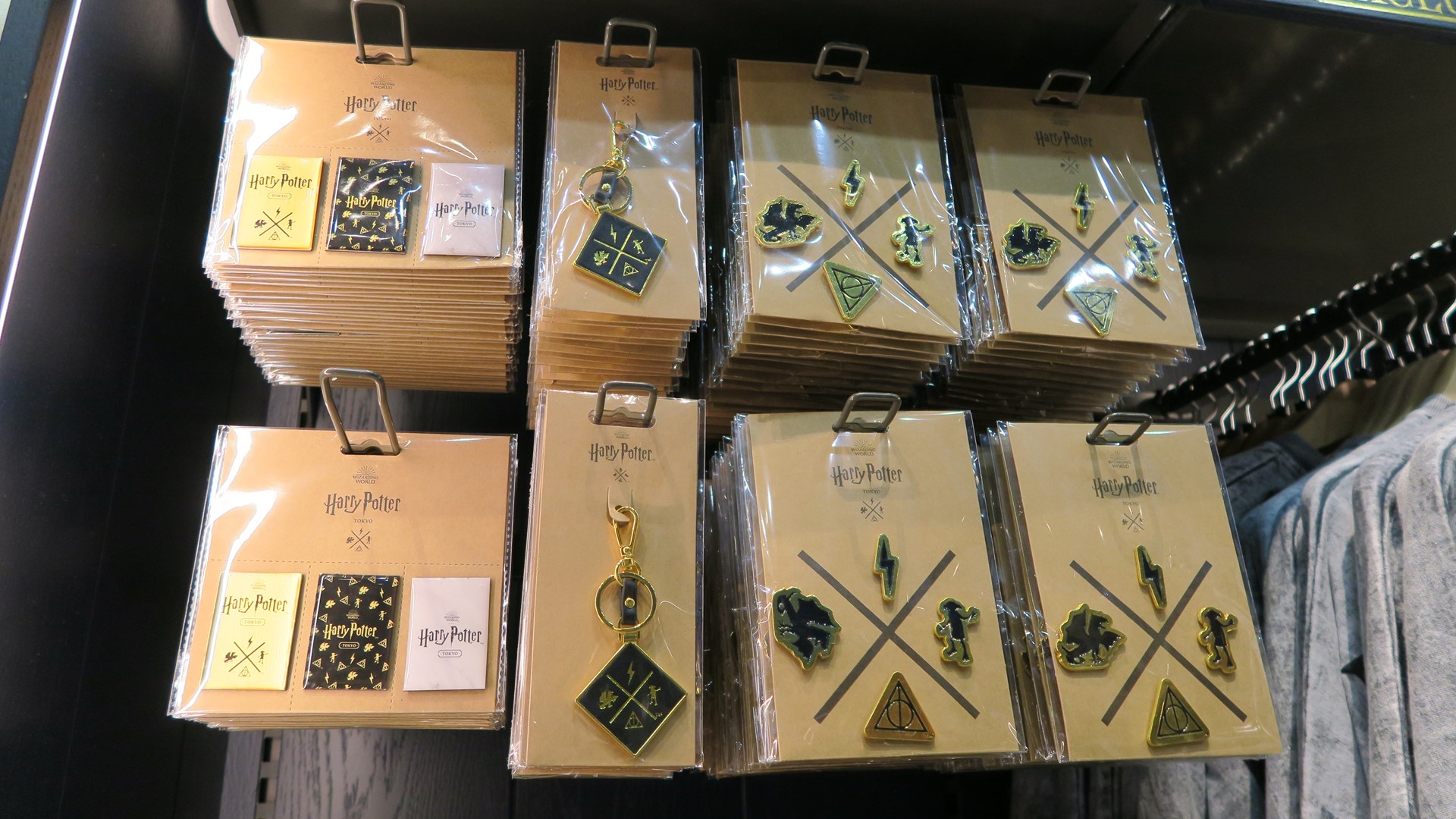 スタジオツアー東京限定ピンバッジセット 価格：1,200円（税込）、スタジオツアー東京限定キーホルダー