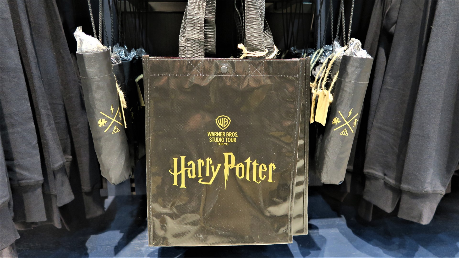 スタジオツアー東京限定ショッパーバッグと折り畳み傘