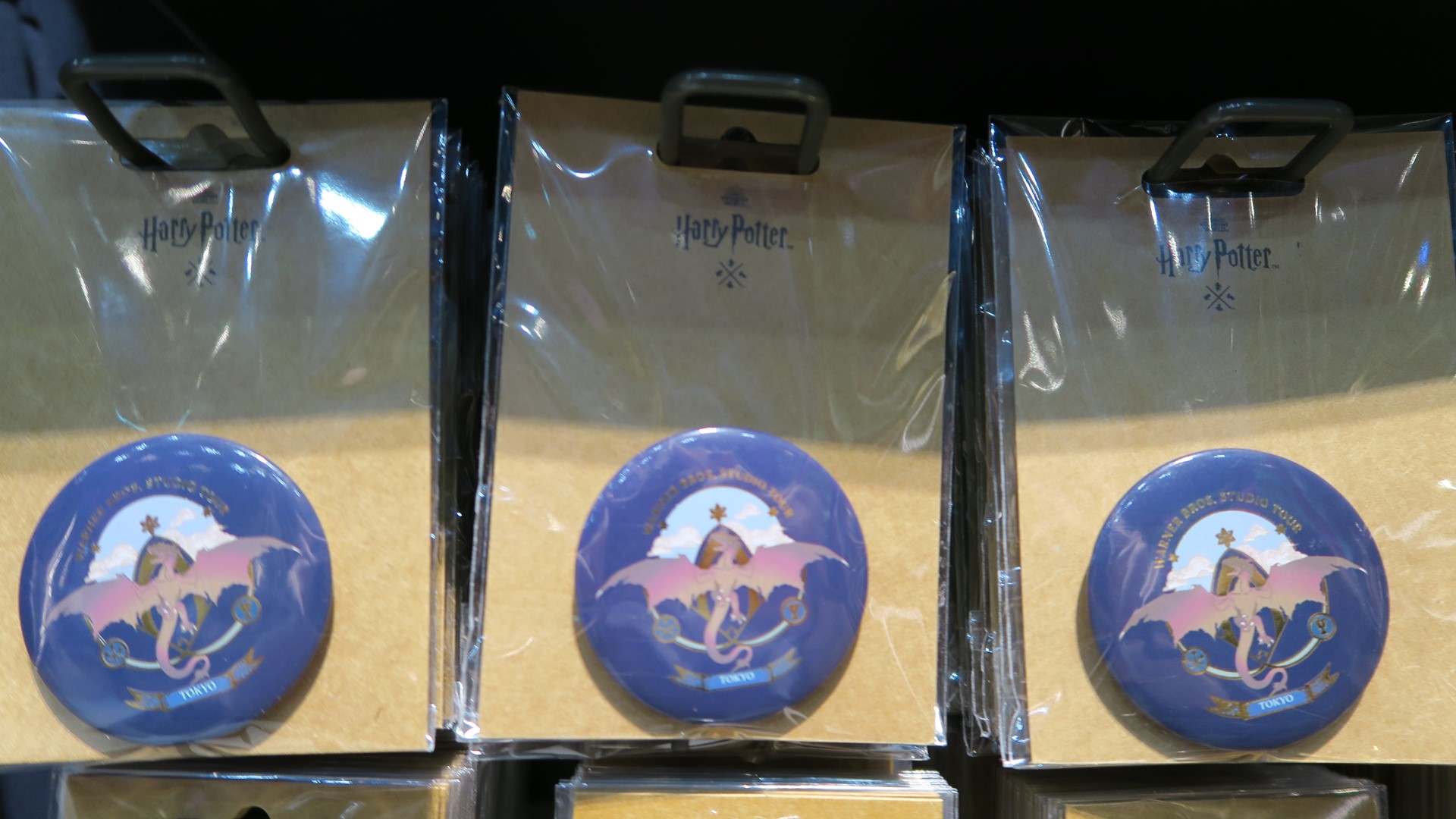 スタジオツアー東京限定ドラゴン缶バッジ 価格：350円（税込）