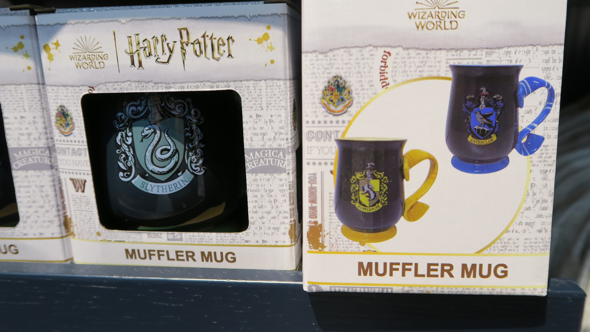 マフラーマグカップ 価格：2,200円（税込）寮の生徒がしているマフラーが取っ手になっている