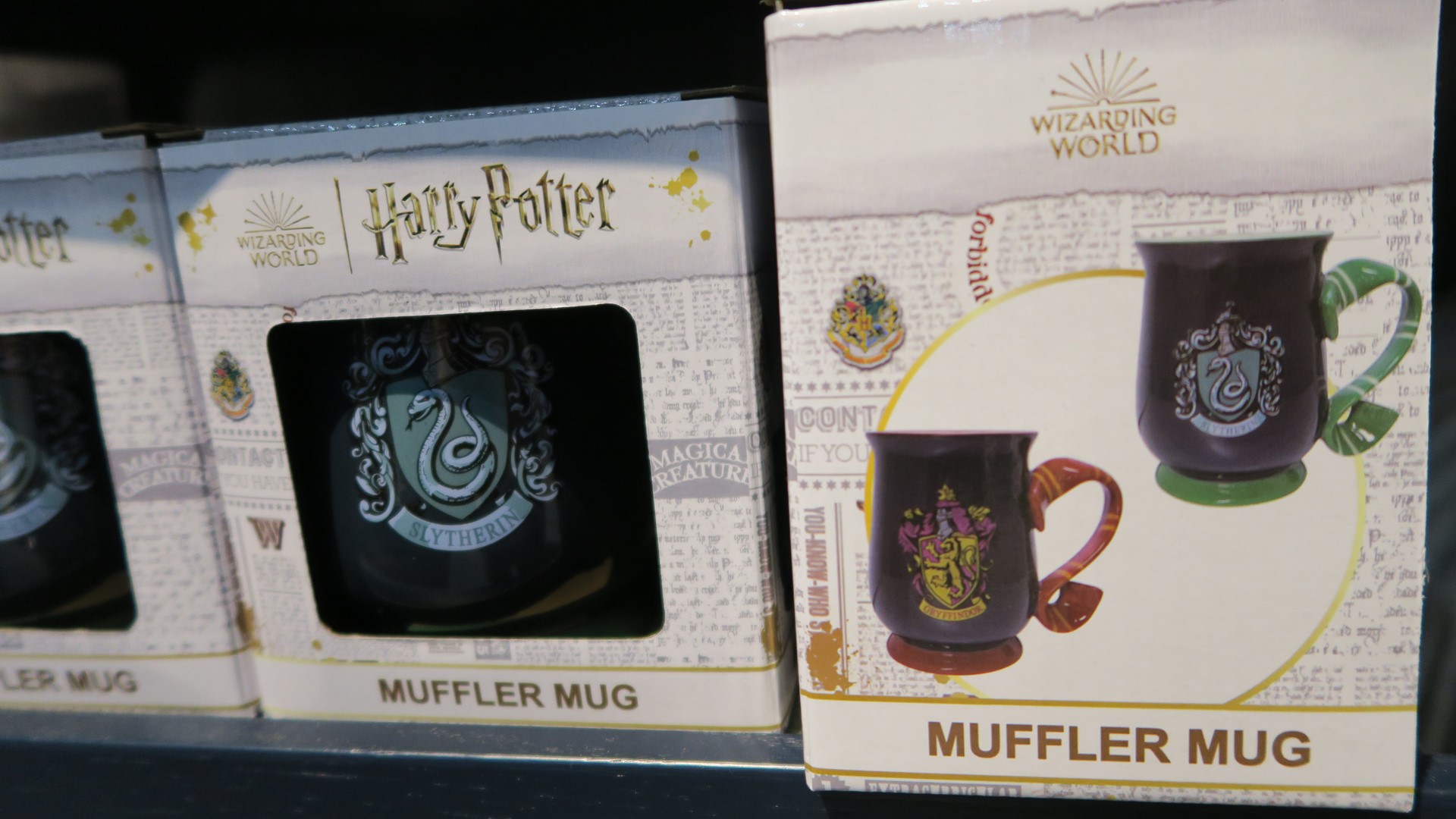 マフラーマグカップ 価格：2,200円（税込）寮の生徒がしているマフラーが取っ手になっている