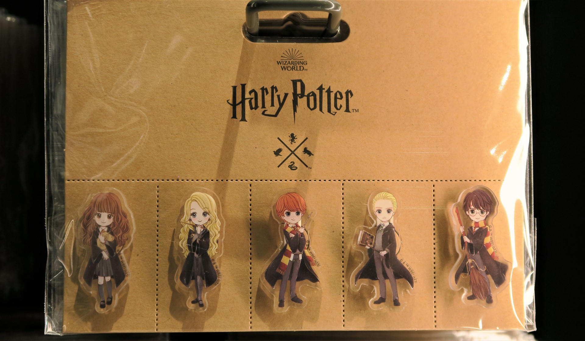 キャラクターアクリルピンバッジセット 価格：1,500円（税込）