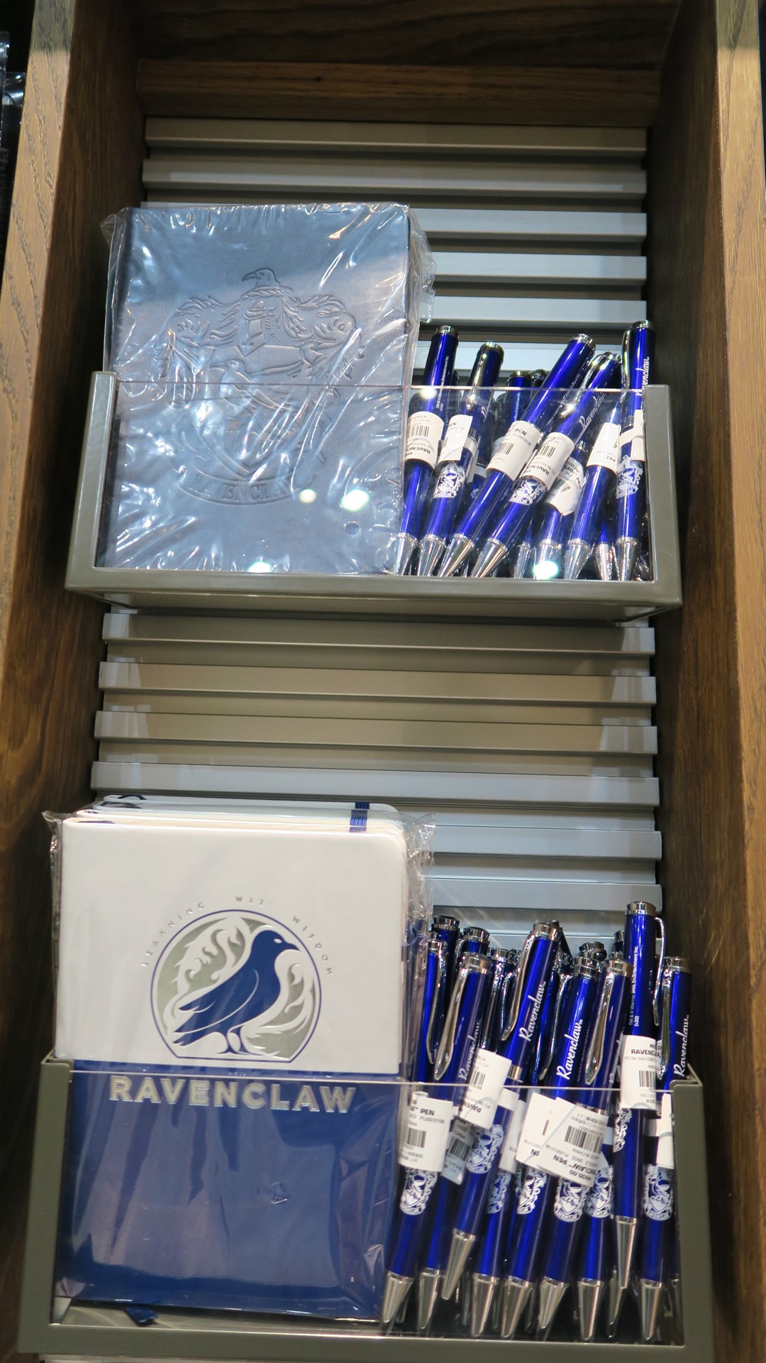 寮別のノートブック各種 価格：各2,600円（税込）、寮別のペン各種  価格：各900円（税込）