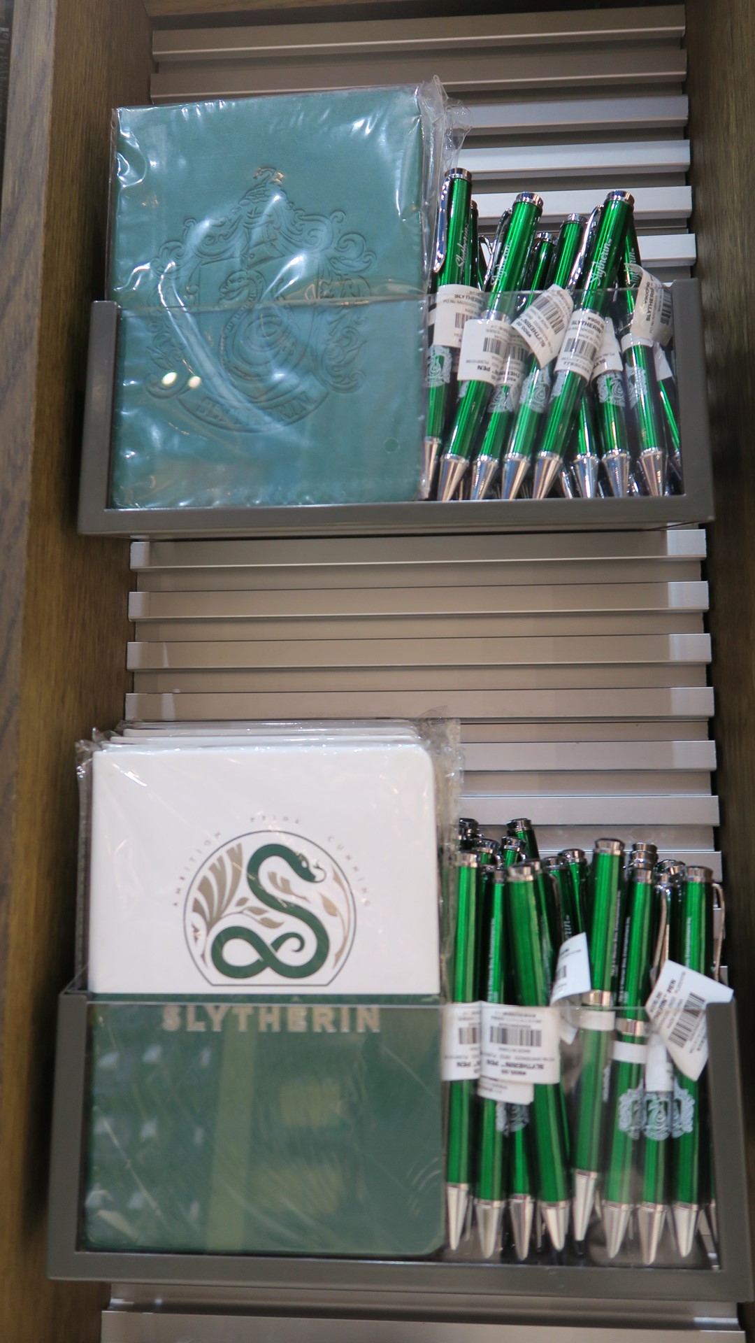 寮別のノートブック各種 価格：各2,600円（税込）、寮別のペン各種  価格：各900円（税込）