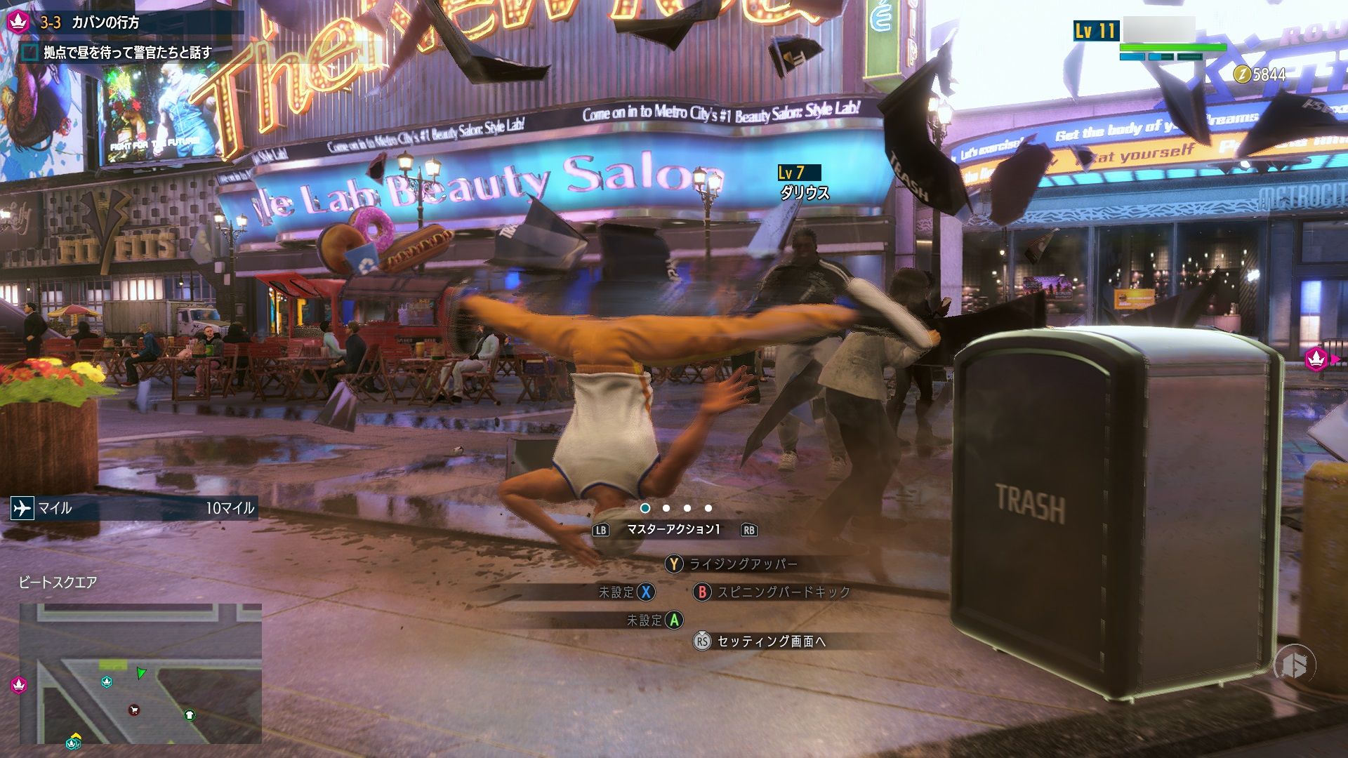 スピニングバードキックで街の看板やゴミ箱などを破壊できる