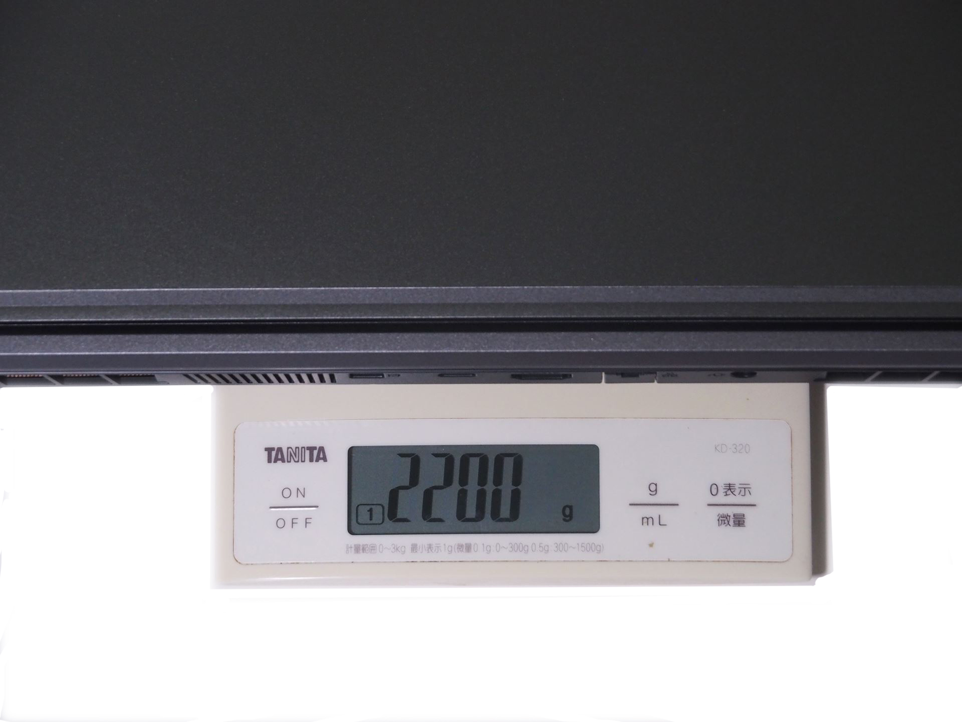 本体の重量は実測で2,200gであった
