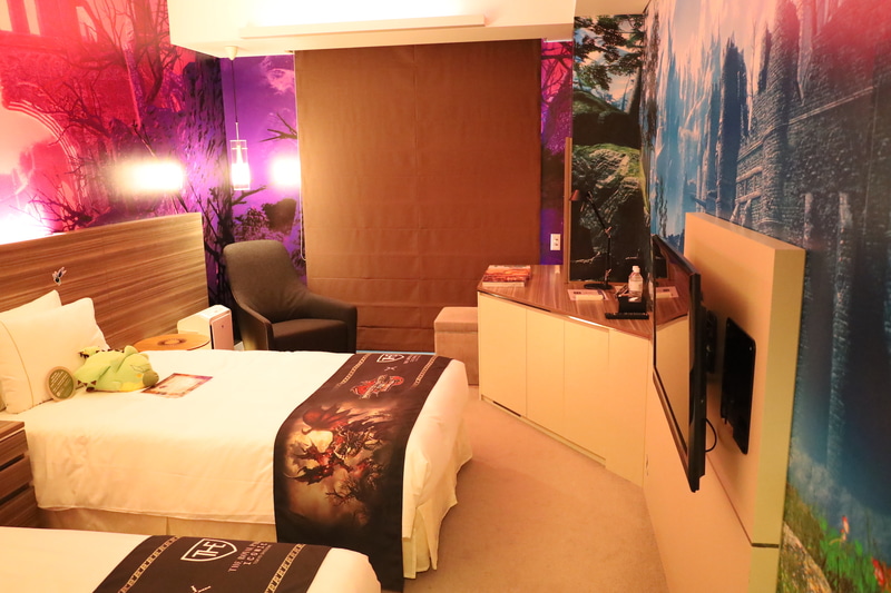 ブラインドをおろして夜の雰囲気も確認。城塞高地の紫がかった色合いがいい感じのムードを出している