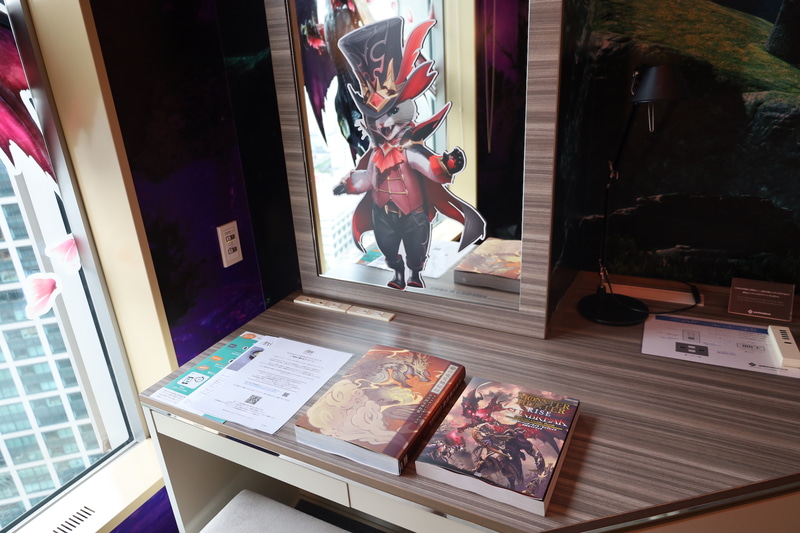 アイルーのイラストが付いた鏡台には公式ガイドブックと設定資料が常備