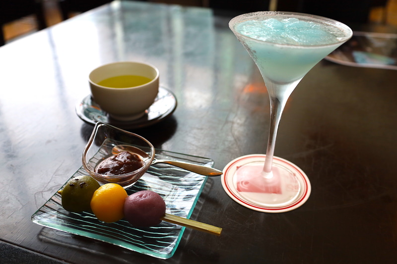 ウォッカベースの「冰龍イヴェルカーナ」（1,573円）。冰龍をイメージした涼し気なカクテルとなっていた。かなり飲みやすい