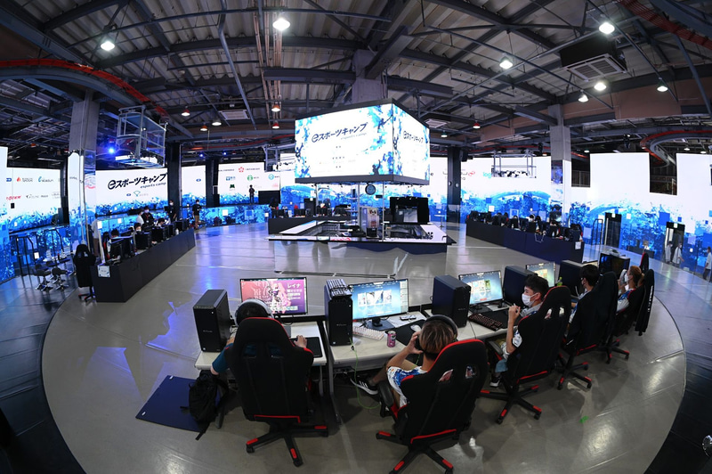 「eスポーツキャンプ」の大会（決勝戦）の様子。「VALORANT」の公式大会「VALORANT Champions Tour（VCT）」の日本語公式キャスターを務めるOooDa氏、「ZETA DIVISION」でVALORANT ACADEMY部門のコーチを務めるVorz氏の生実況・解説で行なわれた