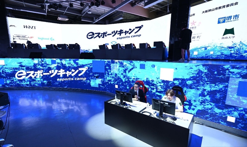 「eスポーツキャンプ」の大会（決勝戦）の様子。「VALORANT」の公式大会「VALORANT Champions Tour（VCT）」の日本語公式キャスターを務めるOooDa氏、「ZETA DIVISION」でVALORANT ACADEMY部門のコーチを務めるVorz氏の生実況・解説で行なわれた