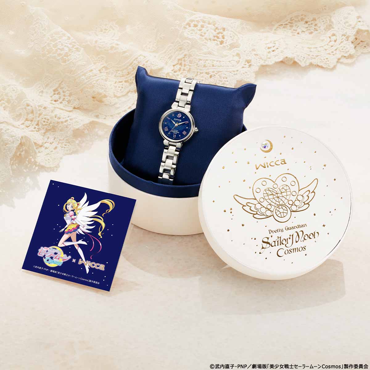 腕時計は特製ボックス入り。特製ボックスには虹色にきらめくクリスタルと、エターナル・ムーン・アーティクルの箔押しが施されている