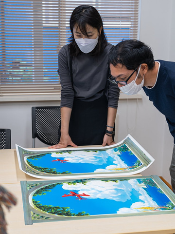 紅の豚」のポルコが空を飛ぶワンシーンを描いた「ジブリの壁窓」第3弾