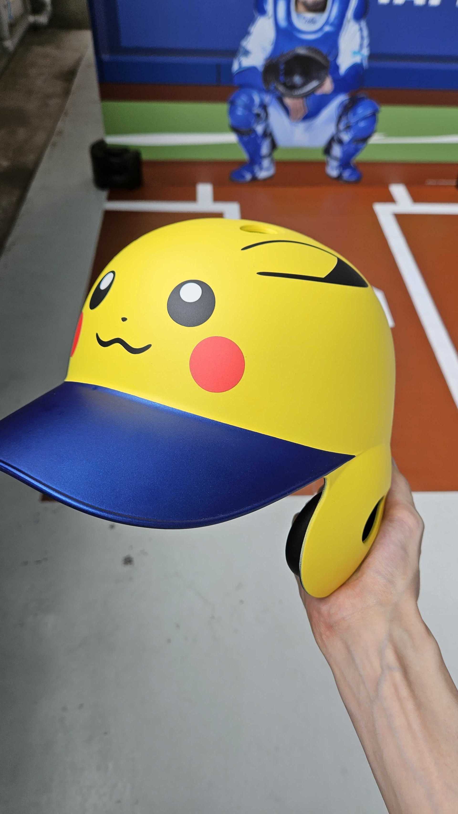 イベント期間中は、選手たちこのピカチュウヘルメットも付けて試合する