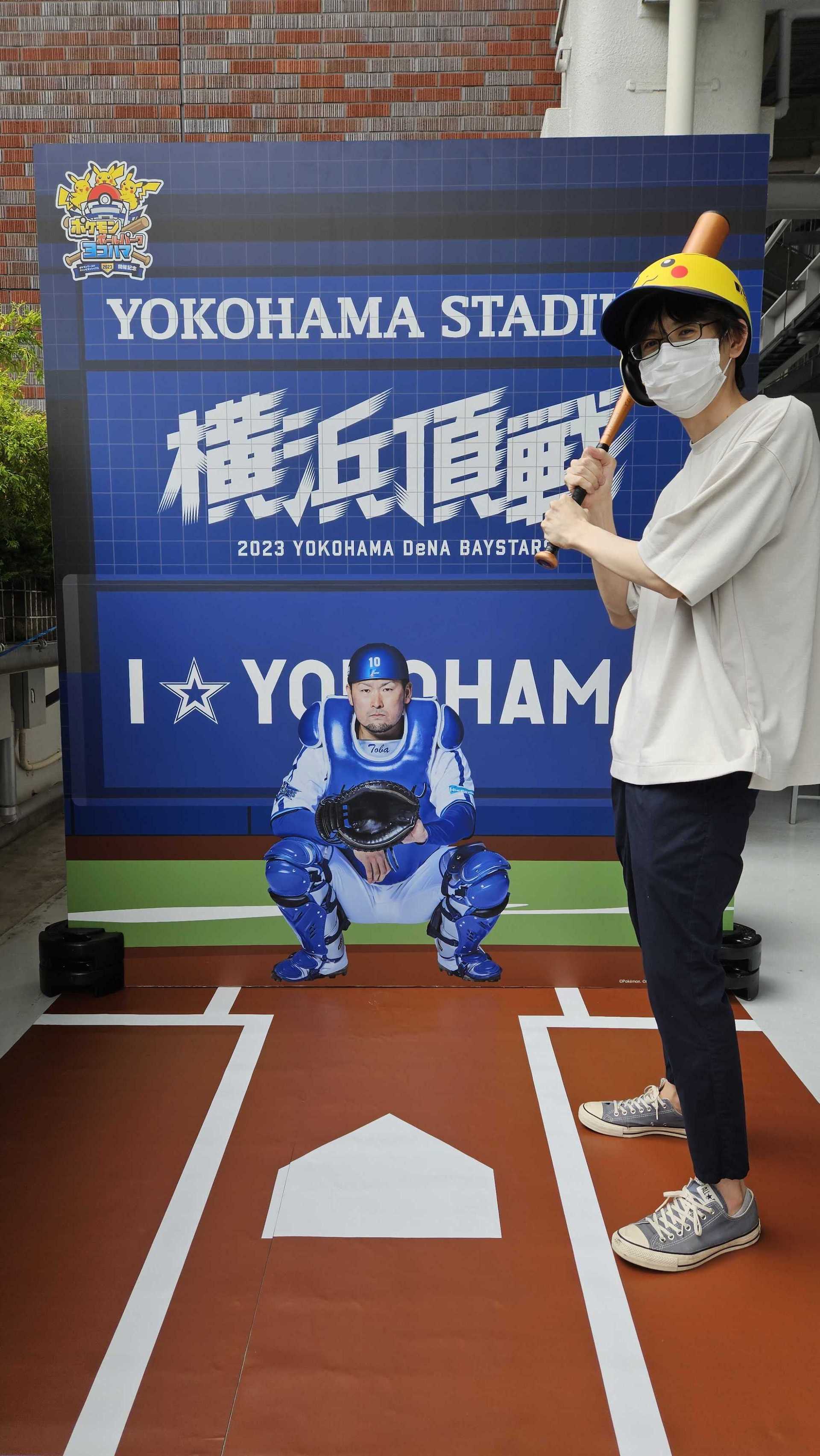 バットを握り、打席に立って撮影可能だ