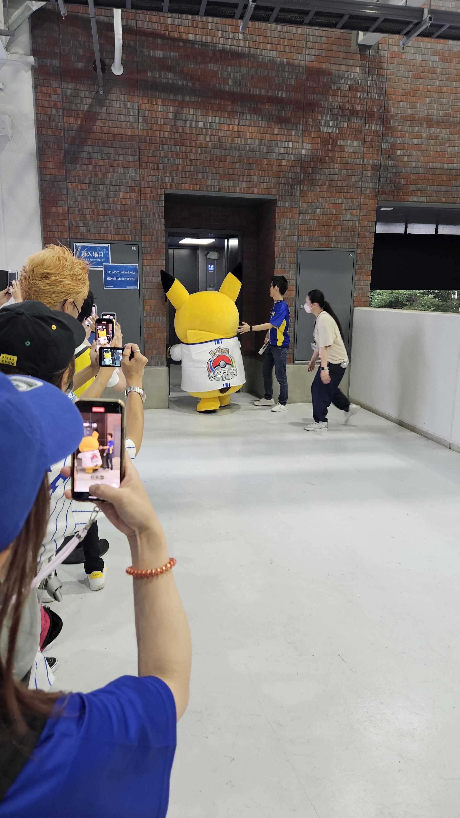 ピカチュウこっち向いて……