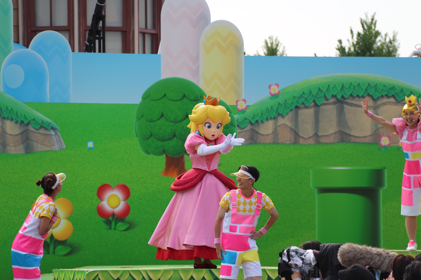 ピーチ姫がそれぞれのチームの応援に駆けつけてくれた