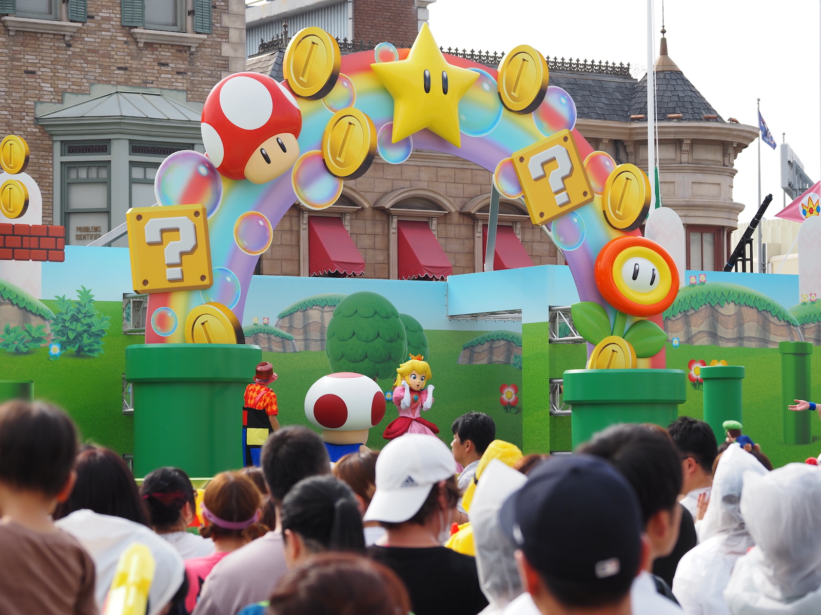 マリオたちがステージ裏に戻ると……