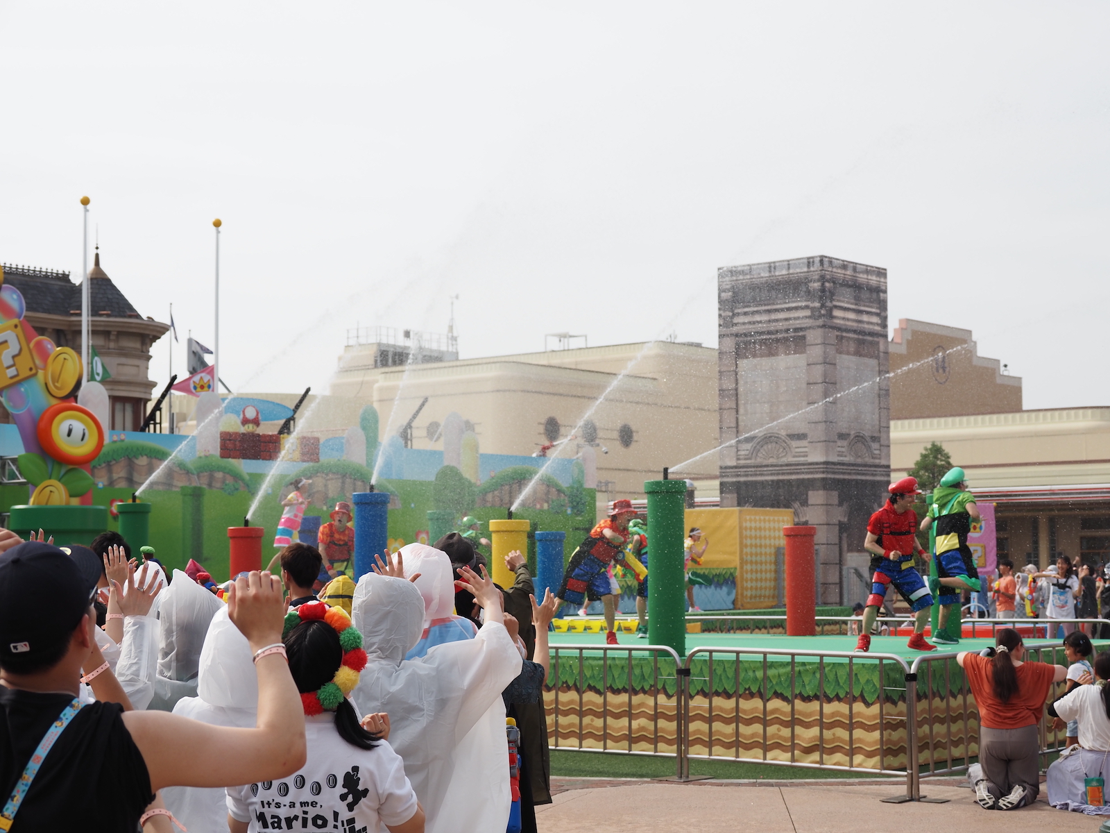 ステージにある土管から水が発射！