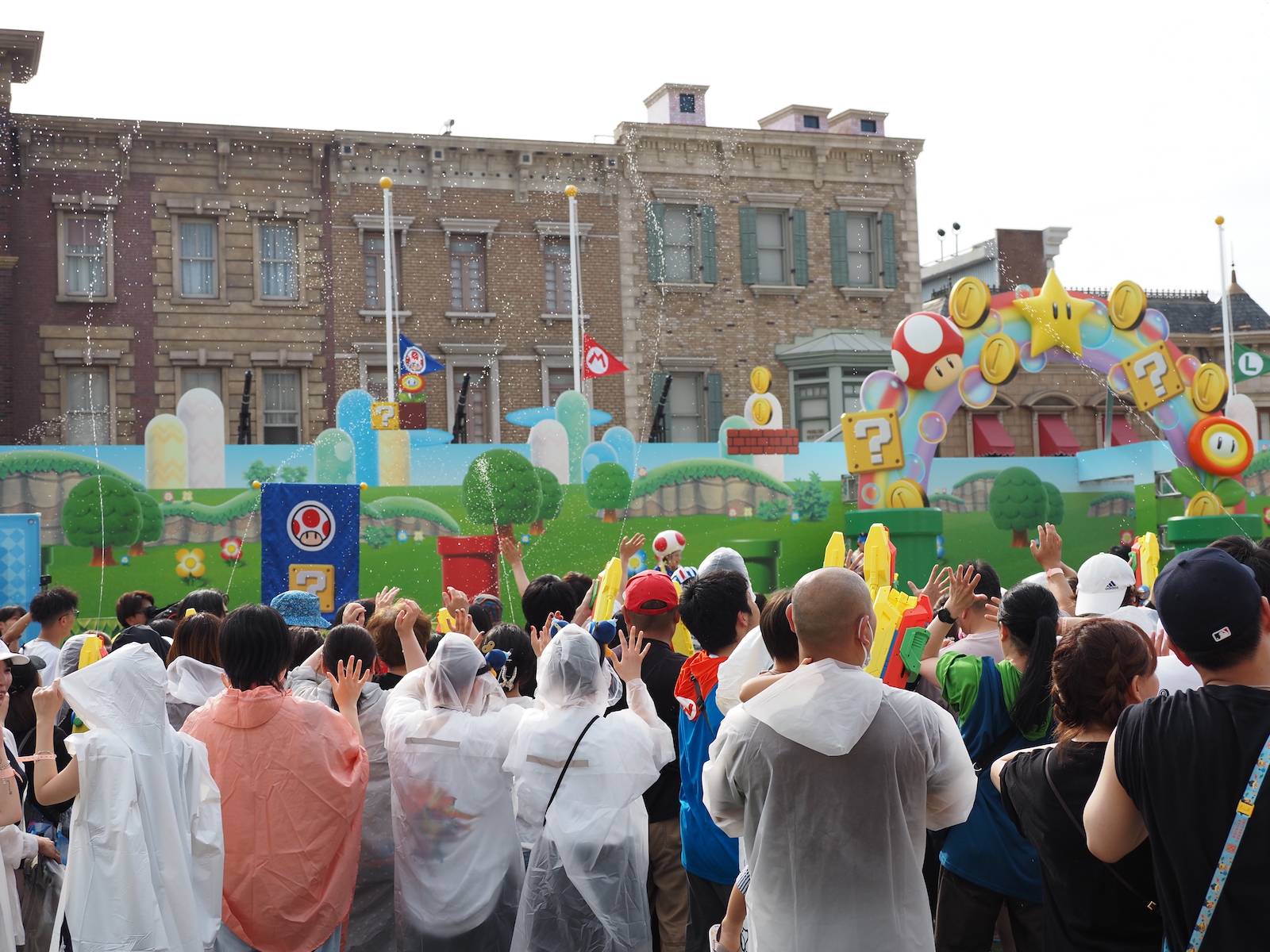 教わった振り付けの中にはウォーターシューターを発射する動作も含まれていて、ゲスト側からも水が発射される