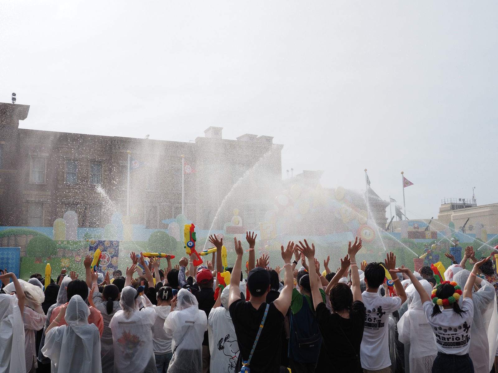 ステージで何が起こっているのかわからないほど放水されていく