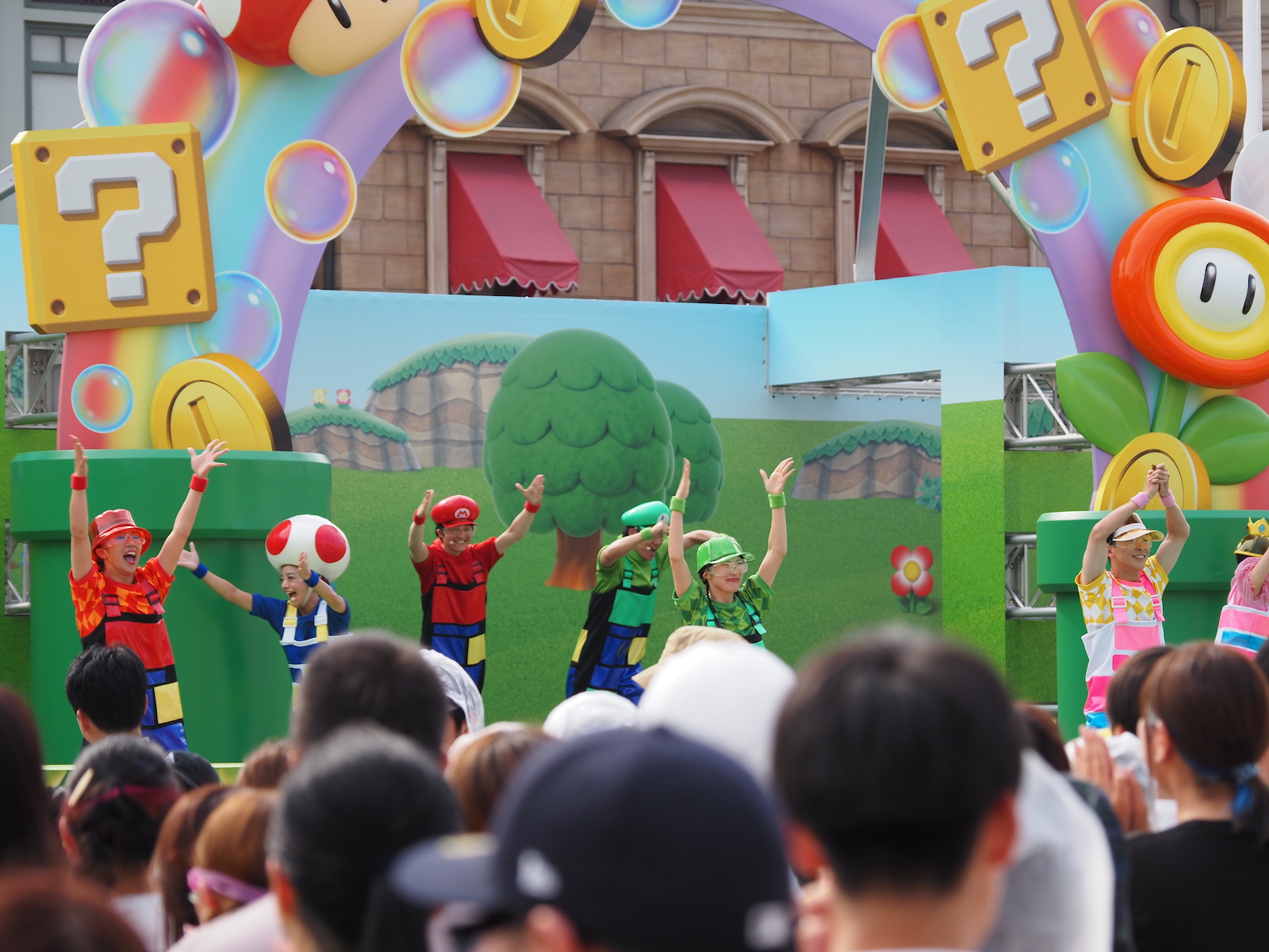 開始時間を迎えるとダンサーたちが一斉に登場！