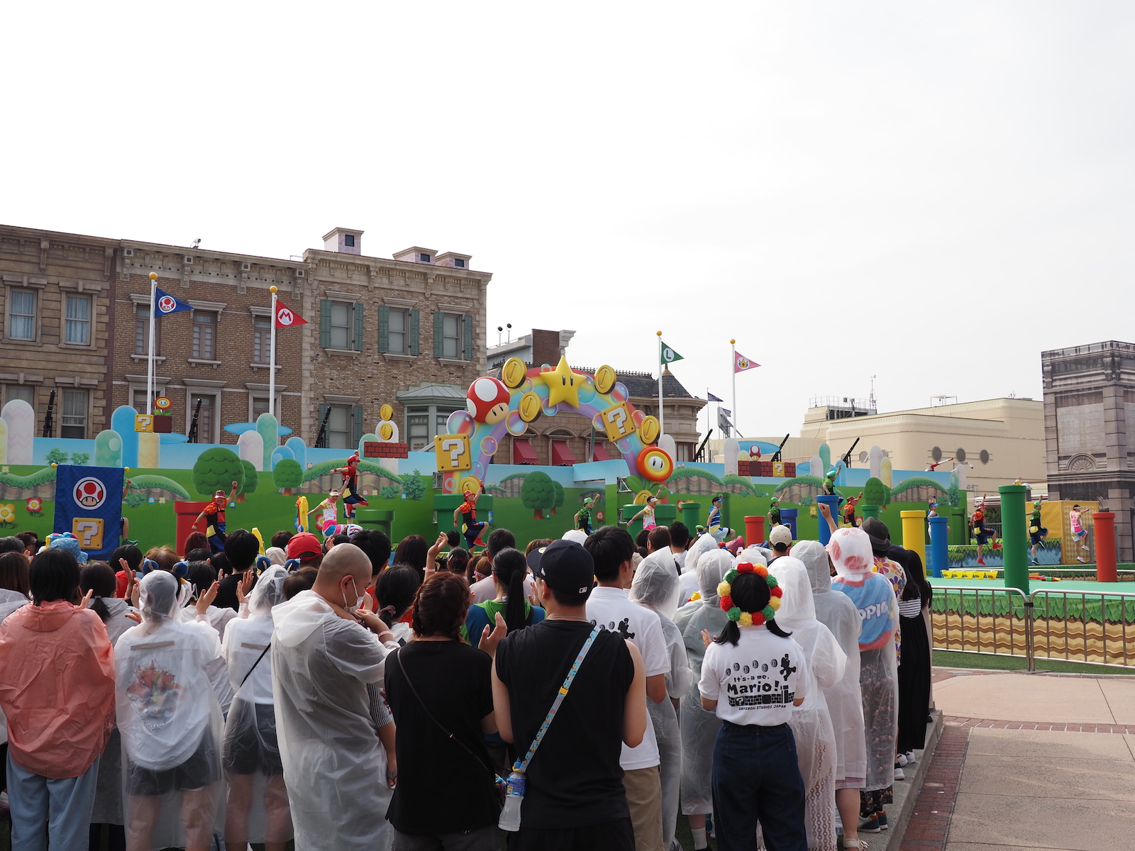 ノリノリの音楽にキレキレのダンスが繰り広げられる