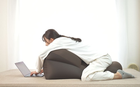 座るよりも腰がラク！ よつんばいソファ「YoTooN」Makuakeにて販売開始